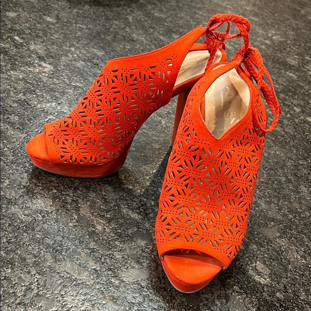 NWOT Aldo Laser Cut Faux Suede
Tie Back Platforms in Deep Tomato